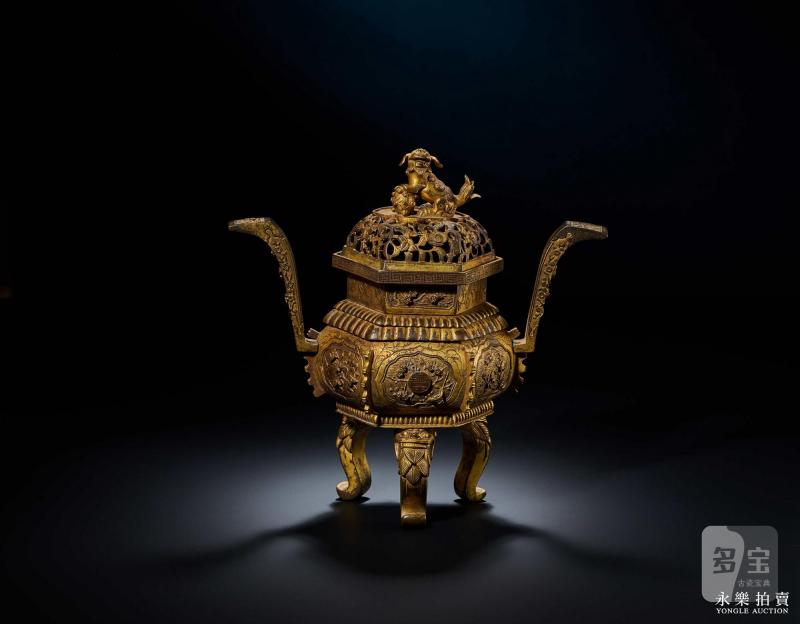 清乾隆 （宫廷）铜鎏金錾刻花卉纹狮钮三足炉 - 图4